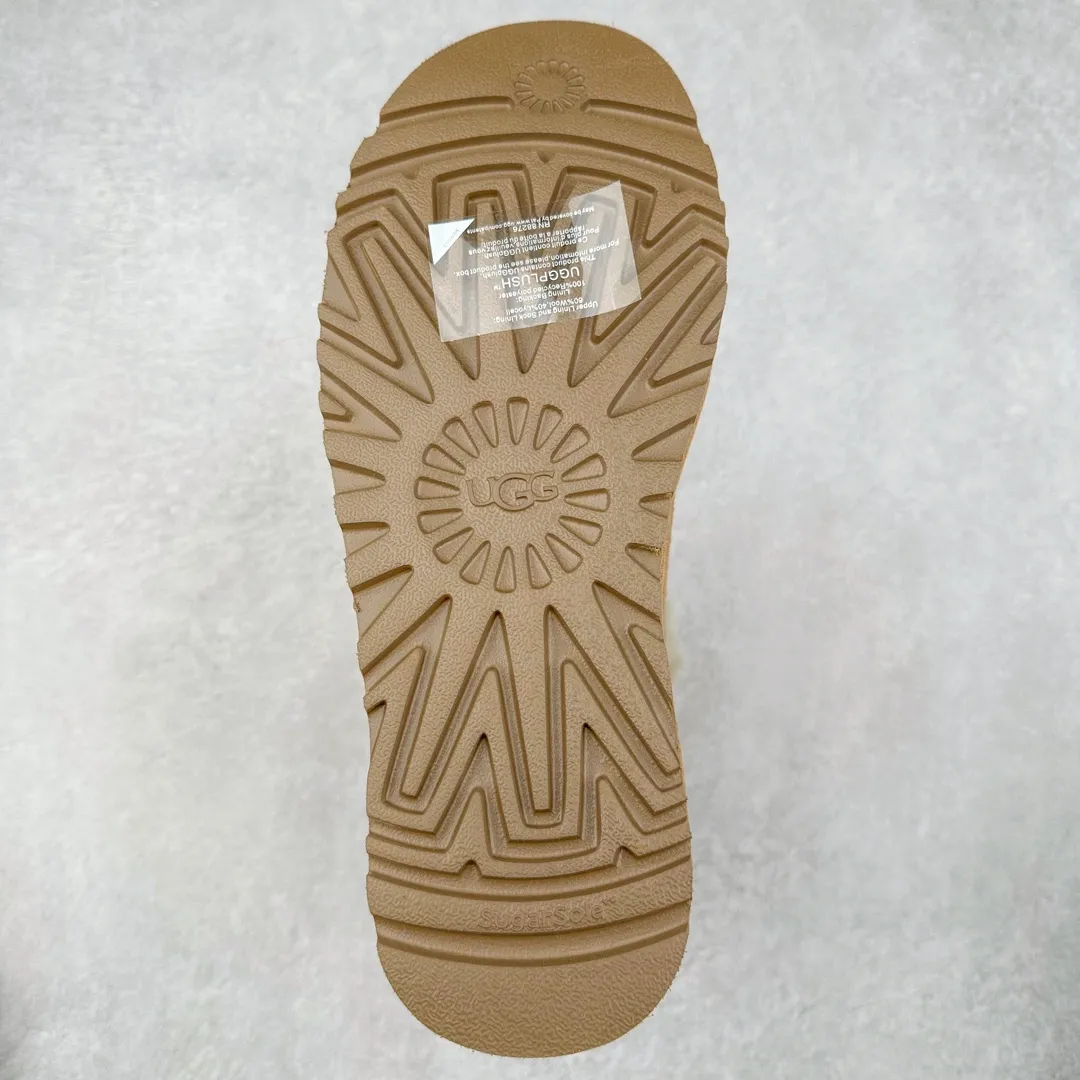 Pick up locally 💰600 UGG 1696 goddess style autumn and winter sheepskin and fur integrated snow boots. All shoes are made from the same factory as ZP. Longfeng A-grade Australian imported sheepskin and fur integrated women's boots. Brand OEM production line. Fully follow the ZP process. OEM original pattern maker. Adhering to the principle of no original shoes and no development selection. Pay attention to every detail. The most authentic version on the market TREADLITE "Light Wing" technology outsole Lightweight/durable/flexible/pile size: 35 36 37 38 39 40 Coding: by3936010